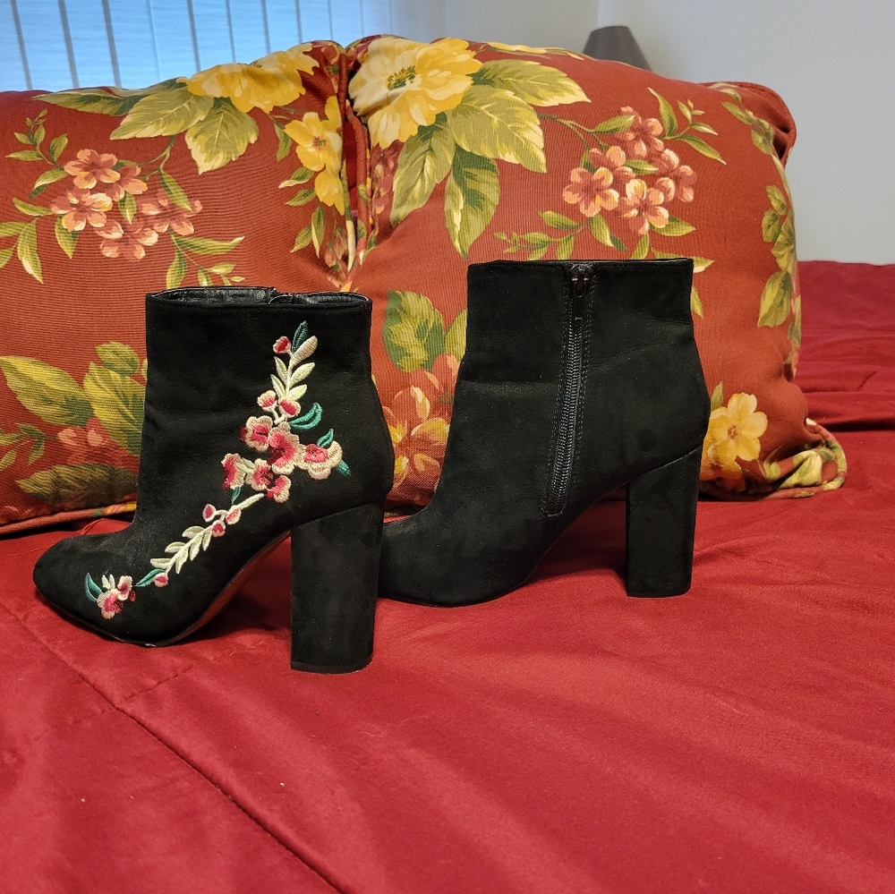 Atmosphere faux suede black boots. - Picture 2 of 7